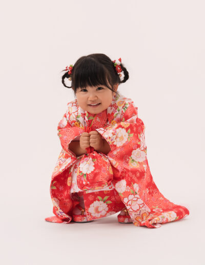 七五三３歳女の子しゃがみ姿