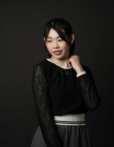 黒背景で撮影した女性モデルのプロフィール写真