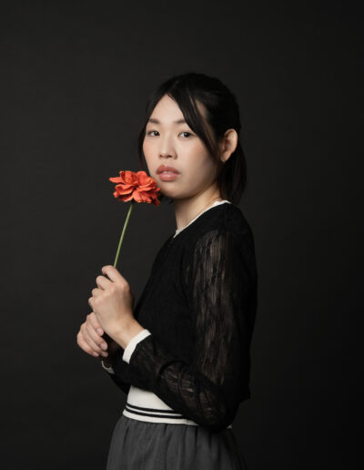 黒背景で撮影した女性モデルのプロフィール写真
