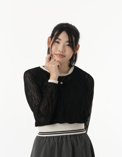 白背景で撮影した女性モデルのプロフィール写真