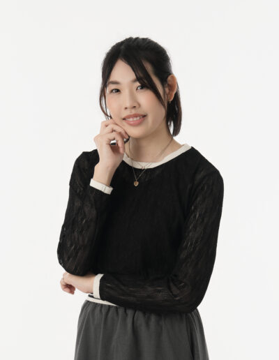 白背景で撮影した女性モデルのプロフィール写真