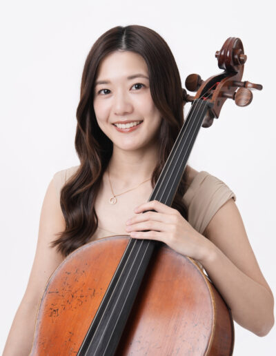 白背景で撮影したチェロを持った女性音楽家のプロフィール写真