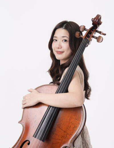白背景で撮影したチェロを持った女性音楽家のプロフィール写真