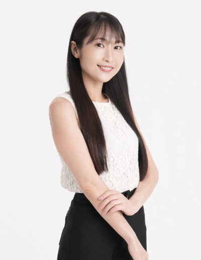 白背景で撮影した女性モデルのプロフィール写真