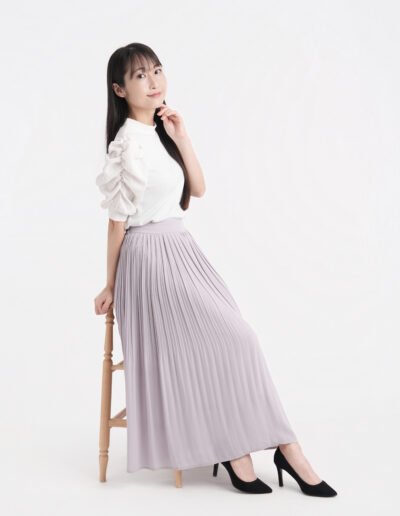 白背景で撮影した女性モデルのプロフィール写真