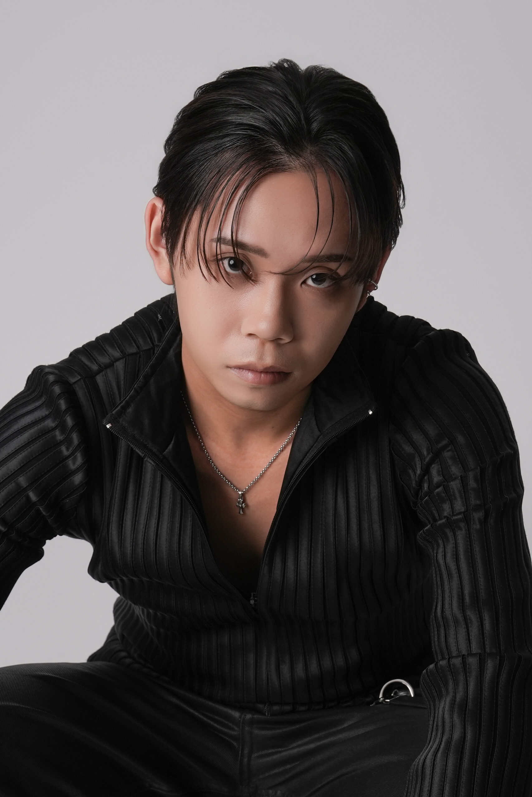 DSC07319_(2) 黒背景で撮影した女性モデルのプロフィール写真